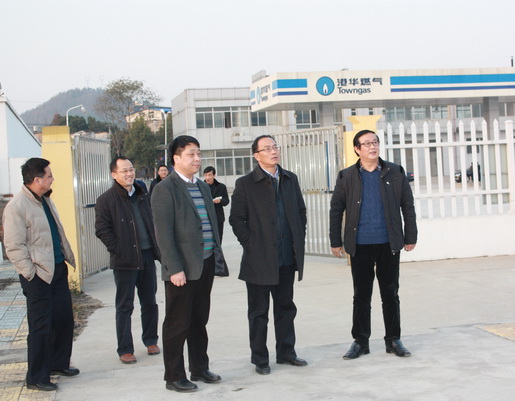 市城鄉(xiāng)建委黨委書記、主任鄭家齊一行至安慶港華調(diào)研我市燃?xì)夤ぷ?>                            <div   id="z766tqfioq"   class="con">
                                <span id="z766tqfioq"    class="title">市城鄉(xiāng)建委黨委書記、主任鄭家齊一行至安慶港華調(diào)研我市燃?xì)夤ぷ?/span>
                                <p class="des">&nbsp;

	12月12日下午，市城鄉(xiāng)建委黨委書記、主任鄭家齊，副主任張北安率委相關(guān)部門來到安慶市煤氣公司和安慶港華燃?xì)夤菊{(diào)研。安慶市煤氣公司經(jīng)理、安慶港華董事長(zhǎng)潘炳應(yīng)，安慶港華總經(jīng)理王政文陪同調(diào)研，公司全體班子成員參加調(diào)研會(huì)。 &nbsp;&nbsp;&nbsp;&nbsp;&nbsp;&nbsp;&nbsp;


	鄭家齊主任一行先后來到我市天然氣月山門站、北部新城高中壓站及L...</p>
                            </div>
                            <div   id="z766tqfioq"   class="time">
                                <span id="z766tqfioq"    class="day">15</span>
                                <span id="z766tqfioq"    class="year-month">2014-12</span>
                            </div>
                        </a>
                    </li>
                                        <li>
                        <a href="show.php?Id=292" target="_blank">
                            <img src=
